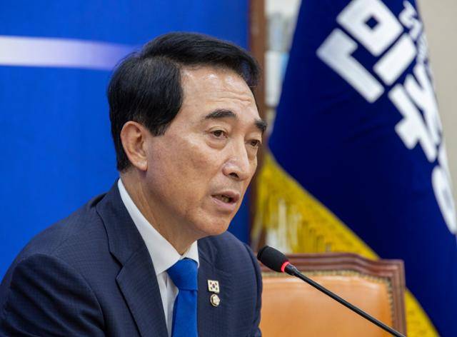 박수현 더불어민주당 수석대변인이 8일 국회에서 가진 기자간담회에서 추석 연휴 청취한 민심을 설명하고 있다. 연합뉴스