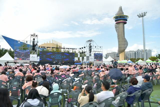 ▲ 제 58회 설악문화제 마지막 날인 8일 축제장이 방문객들로 북적이고 있다,