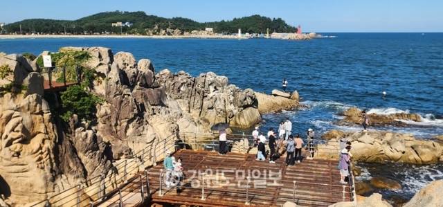 ▲ 고성군의 관광명소인 능파대를 찾은 관광객들이 청정 바다를 배경으로 인생 사진을 찍고 있다. 고성/김주현
