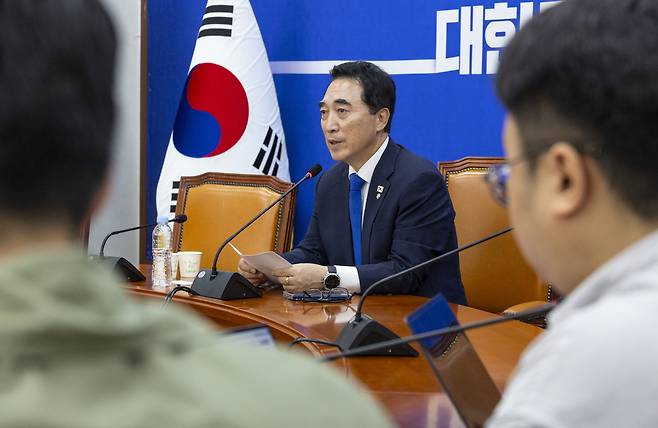 더불어민주당 박수현 수석대변인이 8일 국회에서 추석 연휴 이후 국회 운영 전망을 말하고 있다. 연합뉴스