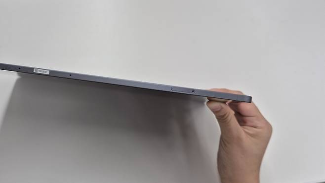 갤럭시 탭 S11 울트라는 두께가 5.1mm에 불과해 손에 쥐었을 때 얇다는 느낌을 강하게 준다. <사진=고민서 기자>