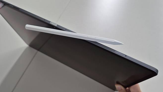 갤럭시 탭 S11 울트라 옆면에 부착된 S펜의 모습이다. 다만 자력이 약해 이동 중 S펜이 종종 태블릿에서 이탈하는 아쉬움이 있었다. <사진=고민서 기자>