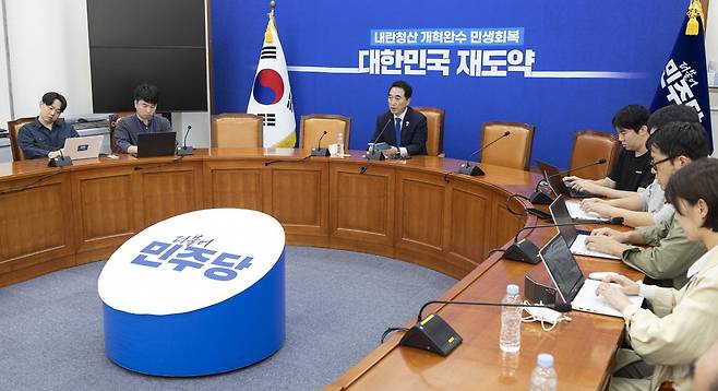 박수현 더불어민주당 수석대변인이 8일 국회에서 기자간담회를 열어 추석 연휴 기간에 청취한 민심을 설명하고 있다. 연합뉴스