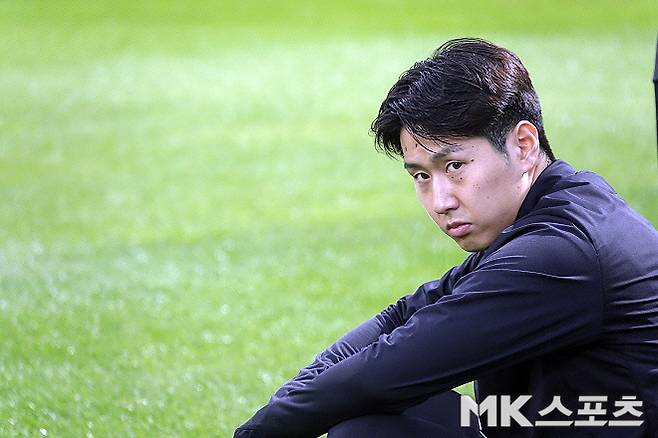 이강인이 동료들의 전술 훈련을 집중해서 보고 있다. 사진=이근승 기자