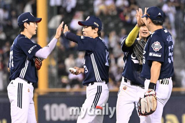 30일 서울 잠실야구장에서 열린 '2025 신한 SOL BANK KBO리그' 두산 베어스와 LG 트윈스 경기. 두산 6-0으로 LG에 승리 후 기뻐하고 있다./마이데일리