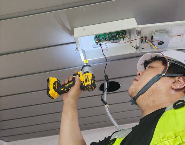 비상벨 설비를 설치 중인 에이치케이시스템 관계자.