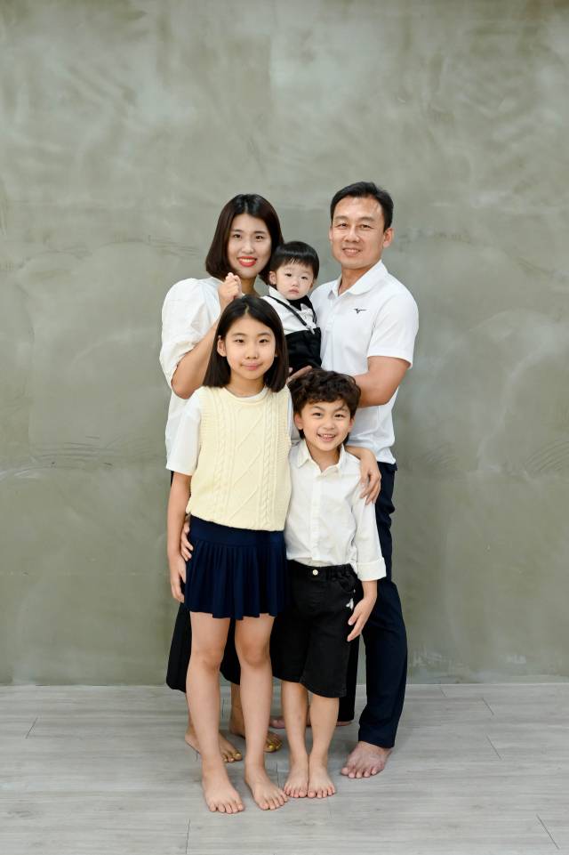 지난해 막내 로하 돌 기념으로 찍은 가족사진. 김정훈 씨 제공