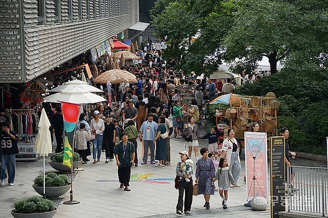 4일 낮 국립아시아문화전당을 찾은 방문객들이 문화창조원 앞 푸드마켓에서 줄을 서고 있다.