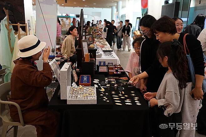4일 낮 국립아시아문화전당을 찾은 방문객들이 예술극장 내부의 부스를 둘러보고 있다.