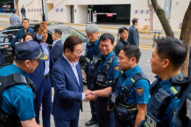 이재명 대통령이 추석 연휴 첫날인 3일 서울 중구 중부경찰서 약수지구대를 방문해 추석 연휴 근무 직원들을 격려하고 있다. (사진= 대통령실)