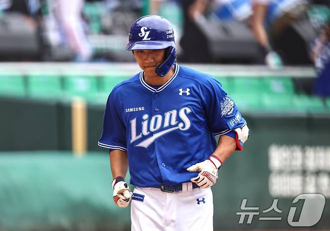 9일 오후 인천 SSG 랜더스필드에서 열린 프로야구 2025 신한 SOL뱅크 KBO 준플레이오프 1차전 삼성 라이온즈와 SSG 랜더스의 경기, 삼성 이재현이 1회초 선두타자로 나서 홈런을 치고 홈으로 들어오고 있다. 2025.10.9/뉴스1 ⓒ News1 김도우 기자