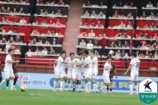 대전 마사(가운데)가 포항전에서 선제골을 넣고 동료들의 축하를 받고 있다. 사진 | 한국프로축구연맹