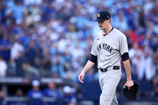 양키스 맥스 프리드가 6일(한국 시간) 캐나다 온타리오주 토론토 로저스 센터에서 열린 2025 ML 포스트시즌 토론토와 AL 디비전시리즈 2차전 4회말 마운드서 내려오고 있다. 사진 | 토론토=AFP 연합뉴스