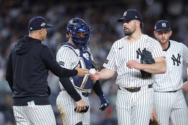 양키스 슐리틀러가 8일(한국 시간) 미국 뉴욕주 브롱스 양키 스타디움에서 열린 2025 ML 포스트시즌 토론토와 AL 디비전시리즈 3차전 3회초에 마운드서 내려오고 있다. 사진 | 뉴욕=Imagn Images 연합뉴스