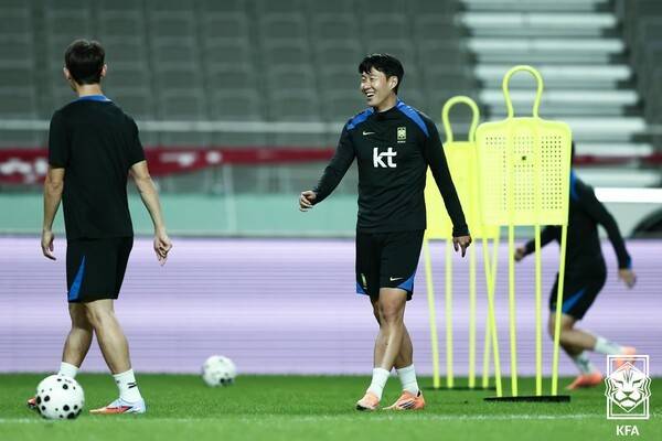 홍명보 감독이 이끄는 대표팀은 10일 오후 8시 서울월드컵경기장에서 '초호화 군단' 브라질과 A매치 평가전을 갖는다. 손흥민이 하루 앞두고 공개 훈련 도중 동료들과 장난치며 웃음을 보이고 있다. /사진=KFA