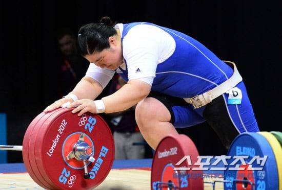 2012런던올림픽 여자 역도 75㎏이상급에 출전해 2회 연속 금메달에 도전한 장미란이 용상3차시기에 실패한 뒤 무릎을 꿇고 바벨을 어루만지고 있다. /올림픽공동사진기자단