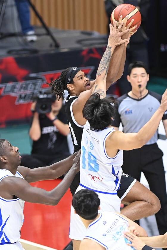 아이재아 힉스(수원 KT)가 저스틴 구탕(서울 삼성)과 공을 두고 다투고 있다. 한국농구연맹 제공