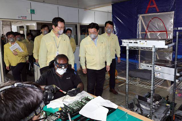 윤호중 행정안전부 장관이 8일 국가정보자원관리원 대전센터를 방문해 화재로 서비스가 중단된 행정정보시스템 복구 현장을 점검하고 있다. 행안부 제공