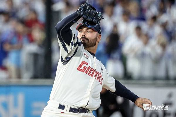 추석 연휴 알렉 감보아가 롯데와 이별을 암시하는 듯한 SNS 게시물을 올려 팬과 구단 모두 놀랐다. 사진은 감보아의 투구 모습. 롯데 자이언츠 제공