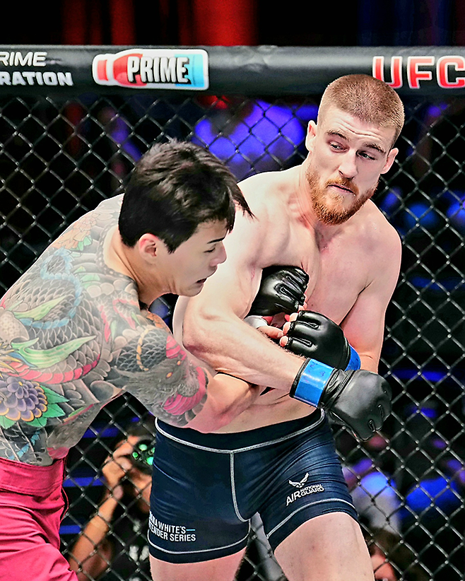 리얼리티프로그램 The Ultimate Fighter 시즌32 준결승 패디 매코리가 2025년 9월 데이나 화이트 UFC 회장 겸 CEO 직접 주최 오디션 Contender Series 시즌9 6주차 미들급 경기에서 로드FC 챔피언 황인수를 때리고 있다. 사진=TKO