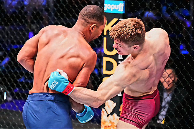 Cage Warriors 챔피언결정전 출신 윌리엄 마커스 리처드 커리가 2024년 9월 UFC 데이나 화이트 회장 겸 CEO 주최 선발대회 Contender Series 시즌8 4주차 미들급 경기에서 공격하고 있다. 사진=TKO