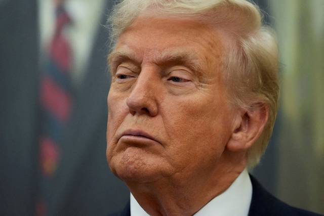 도널드 트럼프 미국 대통령이 지난달 30일 미국 워싱턴 D.C. 백악관 집무실에서 화이자와 더 낮은 가격에 의약품을 판매하는 계약을 맺은 뒤 이를 발표하는 모습을 지켜보고 있다. 로이터·연합뉴스