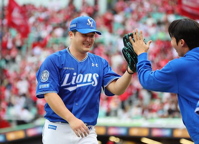 9일 인천 SSG랜더스필드에서 열린 2025 프로야구 KBO리그 포스트시즌 준플레이오프 1차전 삼성 라이온즈와 SSG 랜더스의 경기. 6회 말 실점 없이 막아낸 삼성 선발투수 최원태가 더그아웃으로 향하며 축하받고 있다. 연합뉴스