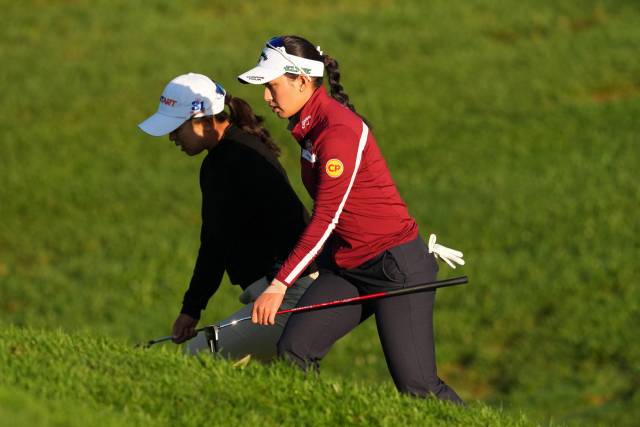 동반 라운드를 하고 있는 김세영(왼쪽)과 지노 티띠꾼. 사진 제공=AFP연합뉴스