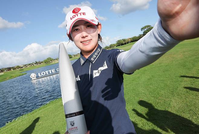 LPGA 투어 롯데 챔피언십에서 깜짝 우승을 차지해 미국행 직행 티켓을 손에 넣은 황유민. 사진제공 | 대홍기획