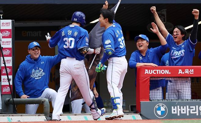 삼성 박진만 감독(왼쪽)이 9일 인천 SSG와 준PO 1차전 3회초 2점홈런을 쳐낸 김영웅과 하이파이브를 하고 있다. 이날 삼성은 5-2 승리를 거두고 85.3%의 확률을 잡았다. 인천|뉴시스