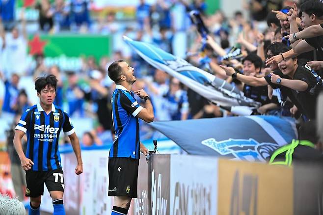 인천 유나이티드 무고사가 8일 인천축구전용경기장에서 열린 수원 삼성전에서 골을 터뜨린 뒤 인천 팬들과 함께 기쁨을 나누고 있다. /사진=무고사 SNS 캡처