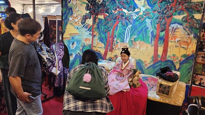 ▲ 2025 구미산단페스티벌에 관람온 부부가 딸에게 한복을 입히고 기념사진을 촬영하고있다. 이봉한기자