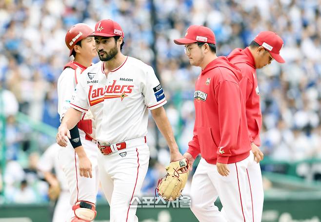 SSG 선발투수 화이트가 9일 인천 SSG랜더스필드에서 열린 2025 KBO리그 삼성과 준플레이오프 1차전 3회초 무사 1루 상황에서 마운드에서 내려가고 있다. 문학 | 박진업 기자 upandup@sportsseoul.com