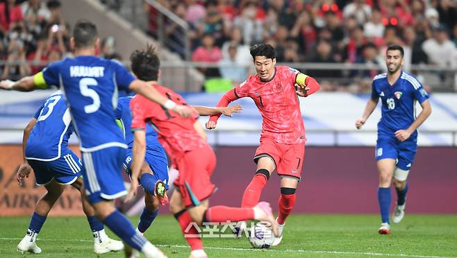 손흥민이 10일 서울월드컵경기장에서 열린 2026 FIFA 북중미 월드컵 3차 예선 쿠웨이트와 경기에서 드리블을 하고 있다. 2025. 6. 10. 상암 | 최승섭기자 thunder@sportsseoul.com