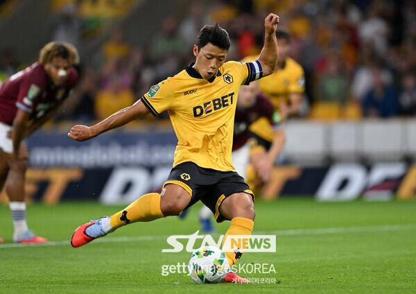 울버햄튼 원더러스 주장 완장을 차고 페널티킥을 차는 황희찬. /사진=게티이미지코리아