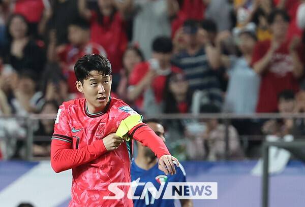 지난 6월 10일 서울 마포구 서울월드컵경기장에서 열린 2026 국제축구연맹(FIFA) 북중미월드컵 아시아 3차 예선 한국과 쿠웨이트의 경기, 한국 손흥민이 교체 투입된 후 주장 완장을 차고 있다. /사진=뉴시스