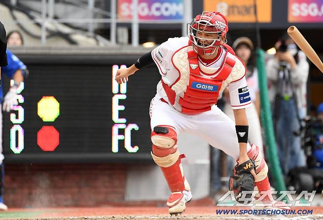 9일 인천SSG랜더스필드에서 열린 SSG와 삼성의 준PO 1차전. SSG 포수 조형우가 수비를 하고 있다. 인천=박재만 기자 pjm@sportschosun.com/2025.10.09/