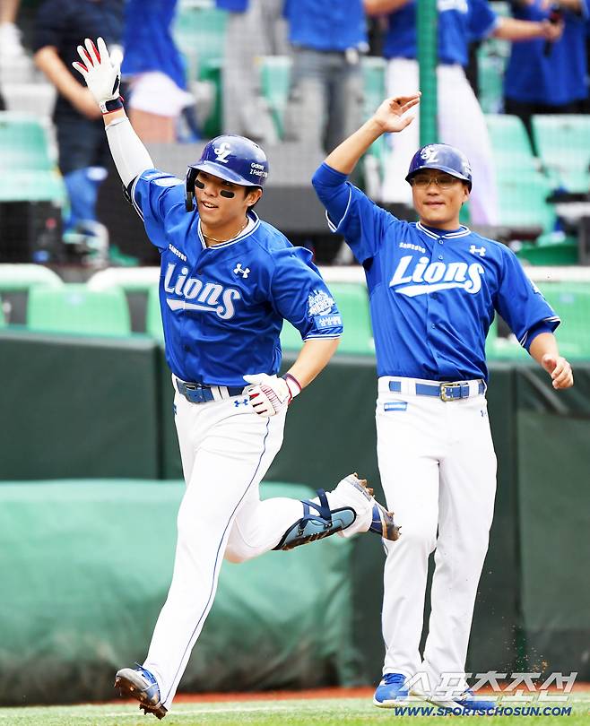 9일 인천SSG랜더스필드에서 열린 SSG와 삼성의 준PO 1차전. 3회초 무사 1루 삼성 김영웅이 투런포를 날린 뒤 환호하고 있다. 인천=박재만 기자 pjm@sportschosun.com/2025.10.09/