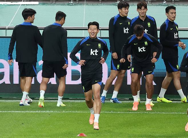 손흥민 '훈련도 웃으며'
(서울=연합뉴스) 김성민 기자 = 대한민국 축구 국가대표팀 손흥민을 포함한 선수들이 9일 서울월드컵경기장에서 공식 훈련을 하고 있다. 2025.10.9