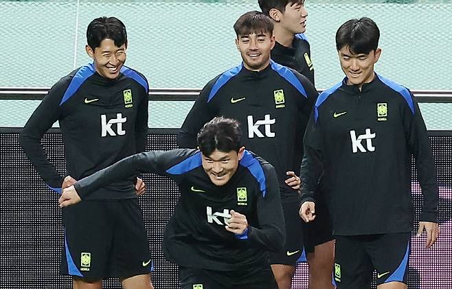 김민재 훈련 지켜보는 손흥민
(서울=연합뉴스) 김성민 기자 = 대한민국 축구 국가대표팀 손흥민이 9일 서울월드컵경기장에서 공식 훈련을 하는 김민재를 지켜보고 있다. 2025.10.9