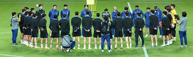 훈련 앞둔 대한민국 축구 국가대표팀 선수들
(서울=연합뉴스) 김성민 기자 = 대한민국 축구 국가대표팀 선수들이 9일 서울월드컵경기장에서 공식 훈련에 앞서 모여 있다. 2025.10.9