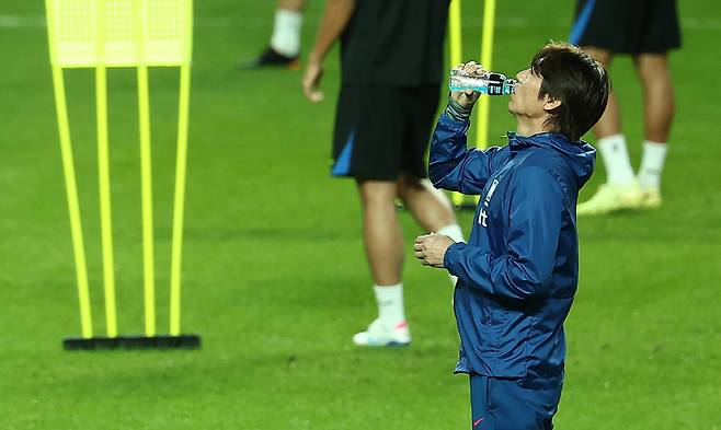 음료 마시는 홍명보 감독
(서울=연합뉴스) 김성민 기자 = 대한민국 축구 국가대표팀 홍명보 감독이 9일 서울월드컵경기장에서 공식 훈련을 하던 중 음료를 마시고 있다. 2025.10.9
