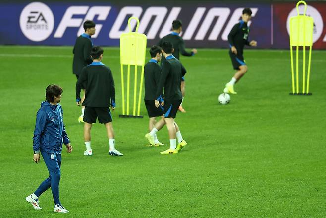 훈련 지켜보는 홍명보 감독
(서울=연합뉴스) 김성민 기자 = 홍명보 대한민국 축구 국가대표팀 감독이 9일 서울월드컵경기장에서 공식 훈련을 지켜보고 있다. 2025.10.9