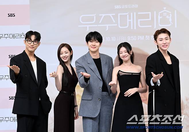 10일 서울 목동 SBS에서 열린 SBS 금토 드라마 '우주메리미'의 제작발표회, 왼쪽부터 배나라 신슬기 최우식 정소민 서범준이 포토타임을 갖고 있다. 허상욱 기자wook@sportschosun.com/2025.10.10/