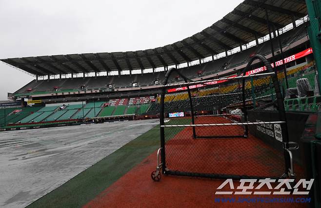 10일 인천SSG랜더스필드에서 열릴 예정인 SSG와 삼성의 준PO 2차전을 앞두고 비가 내리고 있다. 인천=박재만 기자 pjm@sportschosun.com/2025.10.10/
