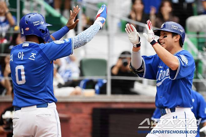 9일 인천SSG랜더스필드에서 열린 SSG와 삼성의 준PO 1차전. 3회초 무사 1루 삼성 김영웅이 투런포를 날린 뒤 환호하고 있다. 인천=박재만 기자 pjm@sportschosun.com/2025.10.09/