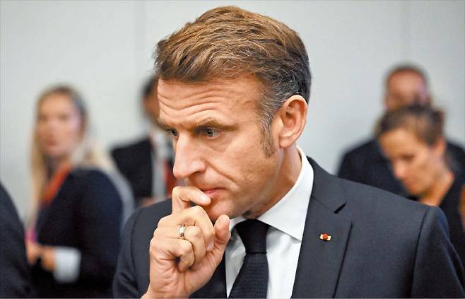 AFP 연합뉴스지난 2일 덴마크 코펜하겐에서 열린 7차 유럽 정치 공동체 정상회의에 참석한 에마뉘엘 마크롱 프랑스 대통령. 마크롱 2기에만 다섯 명의 총리가 사임하는 등 정치적 혼란이 지속되면서 마크롱 정책의 상징인 연금 개혁마저 좌초될 수 있다는 관측이 나오고 있다.