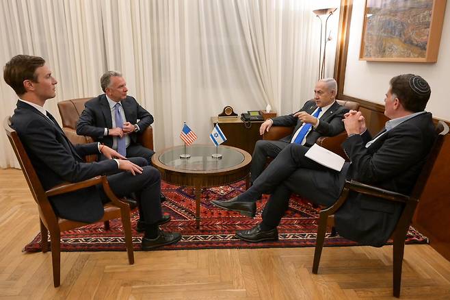 지난 9일 이스라엘 예루살렘에서 베냐민 네타냐후(오른쪽에서 둘째) 이스라엘 총리가 트럼프 행정부의 스티브 윗코프(왼쪽에서 둘째) 중동 특사, 트럼프의 사위 재러드 쿠슈너(왼쪽)와 대화를 나누고 있다. /이스라엘 총리실