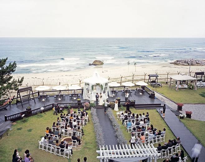 철책이 있는 양양 해변 앞에서 열린 야외결혼식, 2014년 / 사진가 김전기