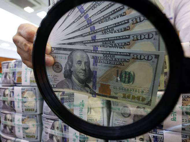 서울 중구 하나은행 위변조대응센터에서 은행 관계자가 달러화를 정리하는 모습./뉴스1